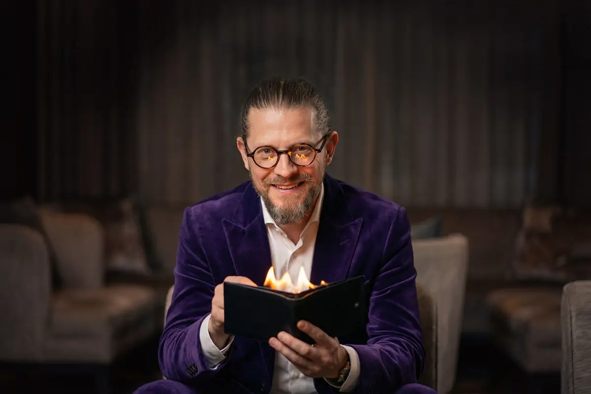 Porträtfoto von Zauberer Simabu